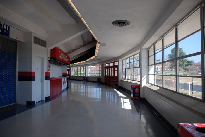 dsc_0062 This bright and cheery corridor goes all the way around the outside of the coliseum. I met scores of walkers and joggers along the way.