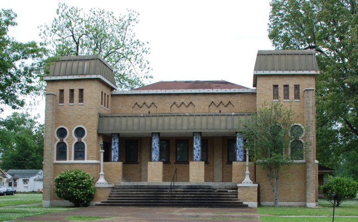 Temple Beth Israel--built 1929, designed by Delta architect Robert J. Moor. I think it must have been renovated at some point maybe in the 1960s? The blue tile posts are really interesting.