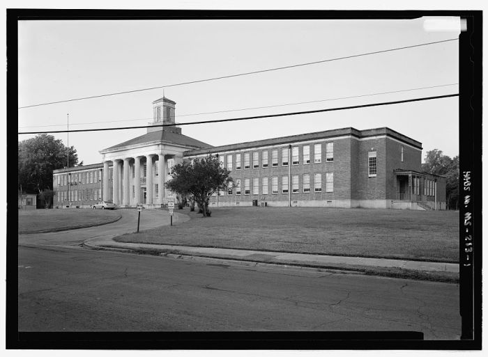 Braden Elementary School, Natchez, built 1949, R.W. Naef, principal archt., Beverley W. Martin, associate (courtesy HABS)