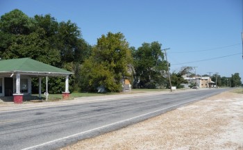 Money community, with service station to left, gin to right, and Bryant store at center