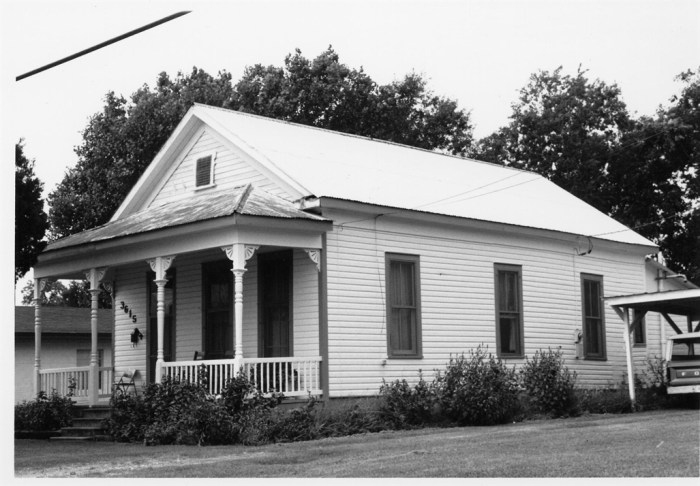 Nelson Tenement Pascagoula, Jackson County. Built c.1895, roofless and deteriorating since Katrina. Finally demolished in August 2013.