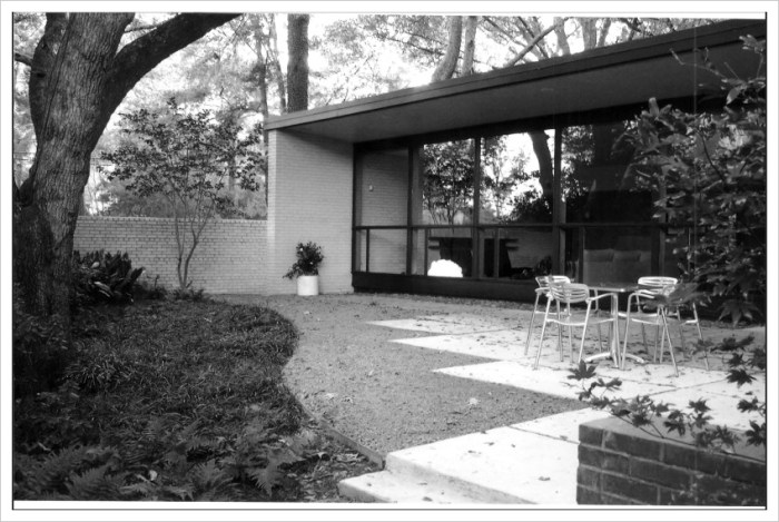 Wiener House Courtyard photo by Stephanie Busbea, Owner 2009. from MDAH HRI accessed 5-5-2014