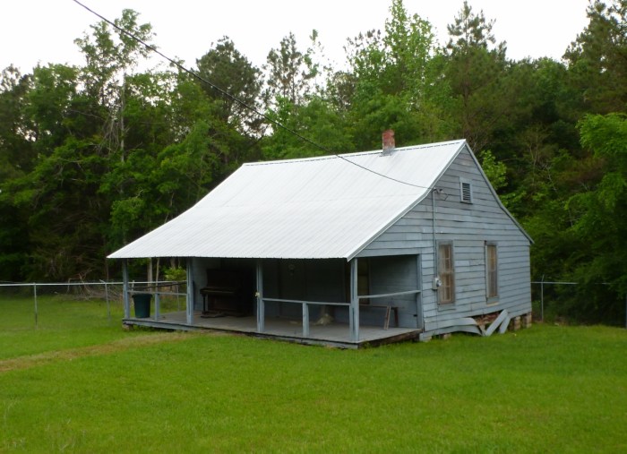The 1907 House is the site of the 1907 founding of Prentiss Normal and Industrial Institute, one of the oldest educational institutions for blacks in Mississippi. Architectural Significance: It is representative of the rural vernacular cottage constructed during the nineteenth-century settlement period in Mississippi. The house and eighty acres were purchased by the founders of Prentiss Normal and Industrial Institute in 1907. Designated a Mississippi Landmark on July 18, 2014.