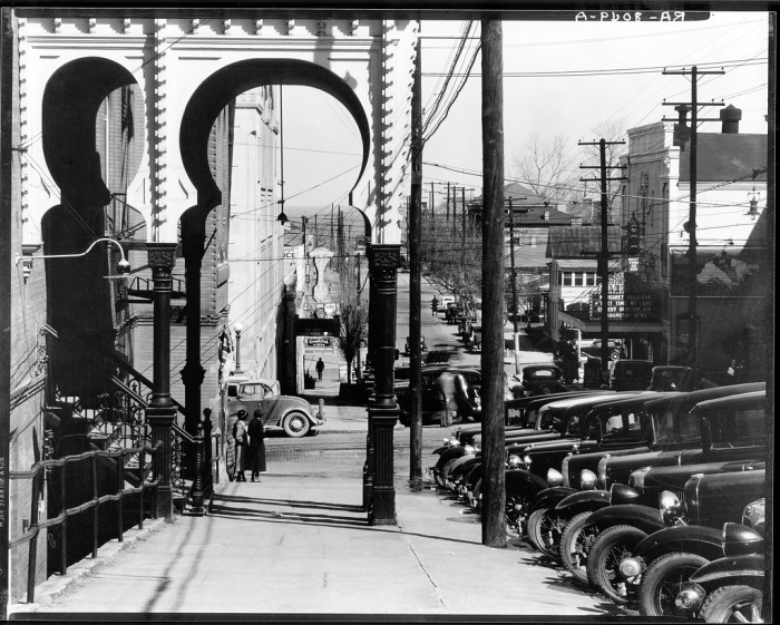 Vicksburg street. Mississippi Walker Evans (1903-1975), photographer. Date Created: 1936 Mar. Medium: 1 negative : nitrate ; 8 x 10 inches or smaller.