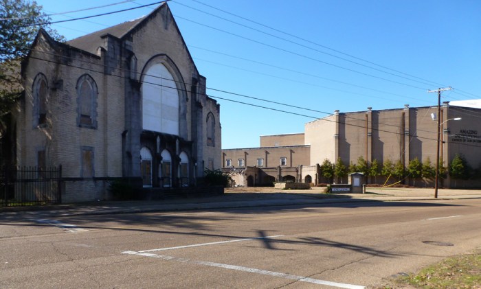 Former Parkway Baptist Church, boarded-up 1928 sanctuary to left, photo January 2015.
