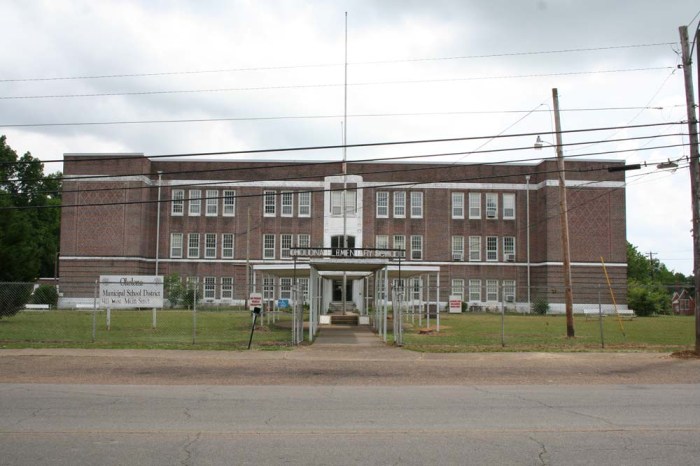 Okolona Elementary School (1924, C.H. Lindsley, archt.) Photo by Mingo Tingle, MDAH, 5-15-2015.