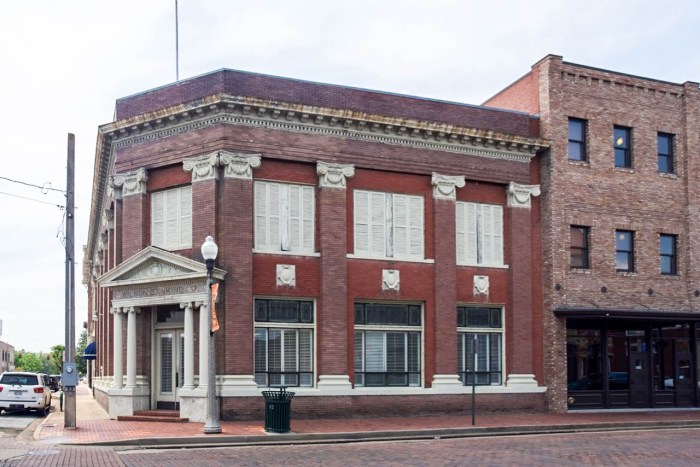 Wilson Banking Company entrance and sides 2